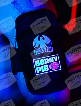 Pochette Fuck Bag dans la lumière noire