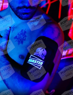 Fuck Bag sur un bras dans lumière noire Darklands